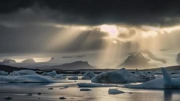 livre foto lindo Jokulsarlon geleira lagoa dentro Islândia, com Sol feixes a partir de uma Sombrio nublado céu, gerar ai