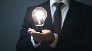 homem de negocios segurando uma brilhando lâmpada dentro dele mão. o negócio e inovação conceito. foto