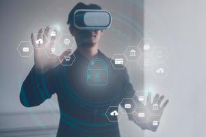 digital tecnologia Internet conexão, homem vestindo vr óculos trabalhando com virtual global Internet conexão metaverso, documento gestão sistema, conectados documentação base de dados ícones foto