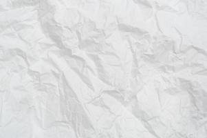 papel de estêncil branco enrugado ou amassado ou tecido após o uso no banheiro ou banheiro com grande espaço de cópia usado para textura de fundo em obras de arte foto