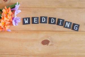 Casamento texto em madeira mesa , amor conceito. foto