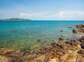 paisagem vista panorâmica de verão frente natureza vista ao longo das montanhas costa rochosa e mar oceano, olhar céu azul, horizonte vento brisa fresca, confortável durante o dia de viagem, relaxar, rayong, tailândia foto