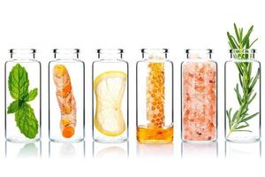 garrafas de vidro de produtos caseiros para a pele com ingredientes naturais foto