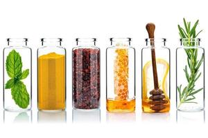 garrafas de vidro de produtos caseiros para a pele e esfoliantes corporais com ingredientes naturais em fundo branco foto