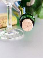 garrafa de vinho com close-up de rolha foto