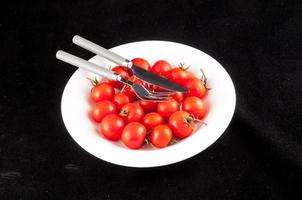 uma prato do tomates foto