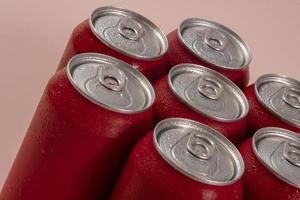 latas de refrigerante vermelhas frias para uso conceitual foto