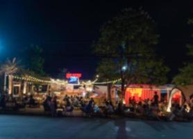 borrado pessoas comer às restaurantes fora. para uma fundo imagem foto