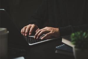 mãos digitando em uma teclado.empresário trabalhando em Novo projeto com caderno computador, trabalho procurar, procurar Internet em formação on-line, compras on-line. foto