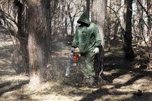 uma homem usa uma portátil ventilador dentro a parque foto