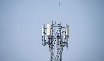 telecomunicação torre. antena em cinzento céu. rádio e satélite pólo. comunicação tecnologia. telecomunicação indústria. Móvel ou telecom 5g rede. rede conexão o negócio fundo. foto