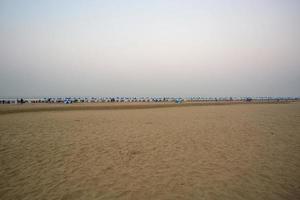 a cedo manhã esvaziar Visão do a mais longo arenoso mar de praia cox's bazar. foto