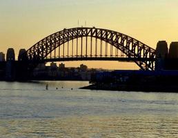 Sydney Porto pôr do sol com a cabide ponte dentro fundo foto