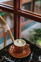 matcha café com leite com café com leite arte em uma Preto mármore foto