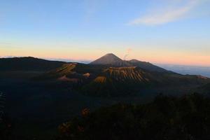 Visão do montar bromo dentro a manhã com a picos do montar semeru dentro a fundo foto