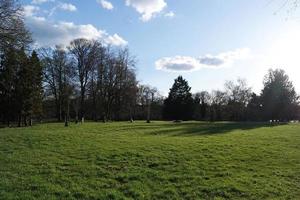 baixo ângulo Visão do local público parque e lindo árvores uma Claro e frio dia do 24 de março de 2023 às luton Cidade do Inglaterra Reino Unido. foto