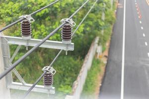 cabo linhas e elétrico transmissão em elétrico poder pólo foto