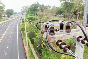 cabo linhas e elétrico transmissão em elétrico poder pólo foto