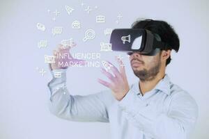 jovem homem usando virtual realidade fone de ouvido com conectados marketing ícones em branco fundo foto