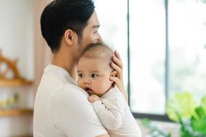 imagem do ásia pai e filho às casa foto