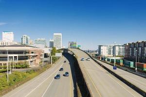 Tacoma, Washington, EUA. março de 2021. um viaduto na cidade. rodovias e ferrovias no centro da cidade foto