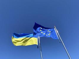 ucraniano e europeu União bandeiras em mastros de bandeira foto