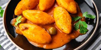 quenelle carne tomate molho refeição Comida lanche em a mesa cópia de espaço Comida fundo rústico topo Visão foto