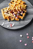 waffles Belga ou americano waffles café da manhã ou doce sobremesa refeição Comida lanche em a mesa cópia de espaço Comida fundo rústico topo Visão foto