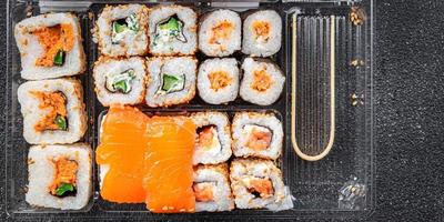 Sushi rolos frutos do mar refeição Comida lanche em a mesa cópia de espaço Comida fundo rústico topo Visão foto