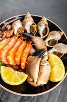 frutos do mar prato sortido camarões, caranguejo garras, amêijoas, Rapan, trompetista molusco refeição Comida lanche em a mesa cópia de espaço Comida fundo rústico topo Visão foto