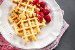 waffles Belga ou americano waffles café da manhã ou doce sobremesa refeição Comida lanche em a mesa cópia de espaço Comida fundo rústico topo Visão foto