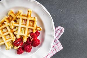 waffles Belga ou americano waffles café da manhã ou doce sobremesa refeição Comida lanche em a mesa cópia de espaço Comida fundo rústico topo Visão foto