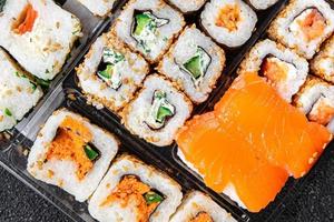 Sushi rolos frutos do mar refeição Comida lanche em a mesa cópia de espaço Comida fundo rústico topo Visão foto