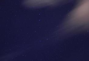 noite céu com ursa principal e ursa menor constelações foto