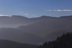 Visão em cárpato montanhas às inverno foto