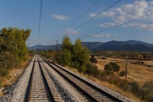 campo panorama com estrada de ferro dentro Grécia foto