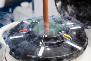 tanque criogênico de nitrogênio líquido em laboratório de ciências biológicas foto
