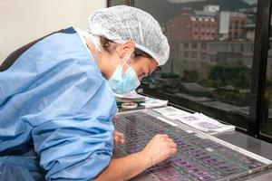 jovem fêmea cientista preparando slides com embebido em parafina Seções para patológico análise. foto