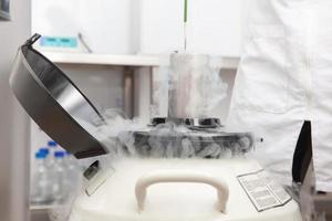 tanque criogênico de nitrogênio líquido em laboratório de ciências biológicas foto