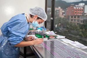 jovem fêmea cientista preparando slides com embebido em parafina Seções para patológico análise . foto