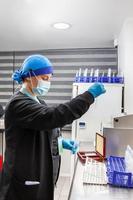 jovem fêmea cientista preparando slides para cariótipo e fluorescência dentro local hibridização às a laboratório foto