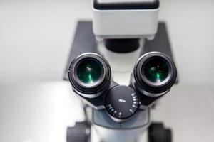 fechar acima do estéreo microscópio oculares dentro a laboratório foto