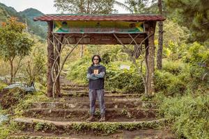 homem obteve viagem em a floresta indo para pico montanha em Semarang central Java. a foto é adequado para usar para aventura conteúdo meios de comunicação, natureza poster e floresta fundo.