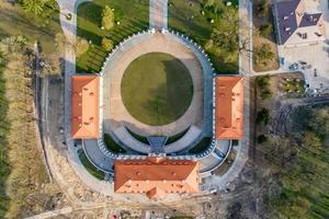 aéreo Visão em negligenciar restauração do a histórico castelo ou Palácio perto lago foto