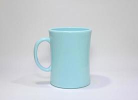 azul plástico caneca isolado em branco fundo foto