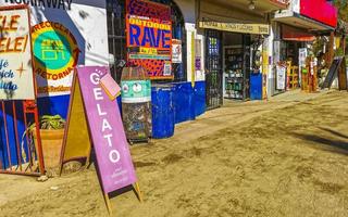 porto escondido Oaxaca 2023 colorida turista rua pessoas lojas restaurantes Barra la punta zicatela. foto