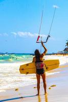 playa del carmen quintana roo méxico 2021 esporte aquático como kitesurf kiteboarding wakeboard playa del carmen méxico. foto