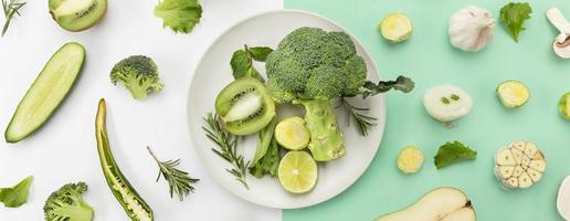 conceito de alimentação saudável com fundo de brócolis e alimentos verdes