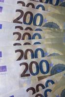 200 euro notas europeu conta dinheiro dinheiro isolado em Preto fundo dois cem euro fechar acima moderno Alto qualidade instante estoque impressão foto