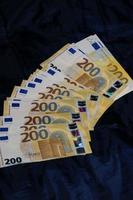 200 euro notas europeu conta dinheiro dinheiro isolado em Preto fundo dois cem euro fechar acima moderno Alto qualidade instante estoque impressão foto